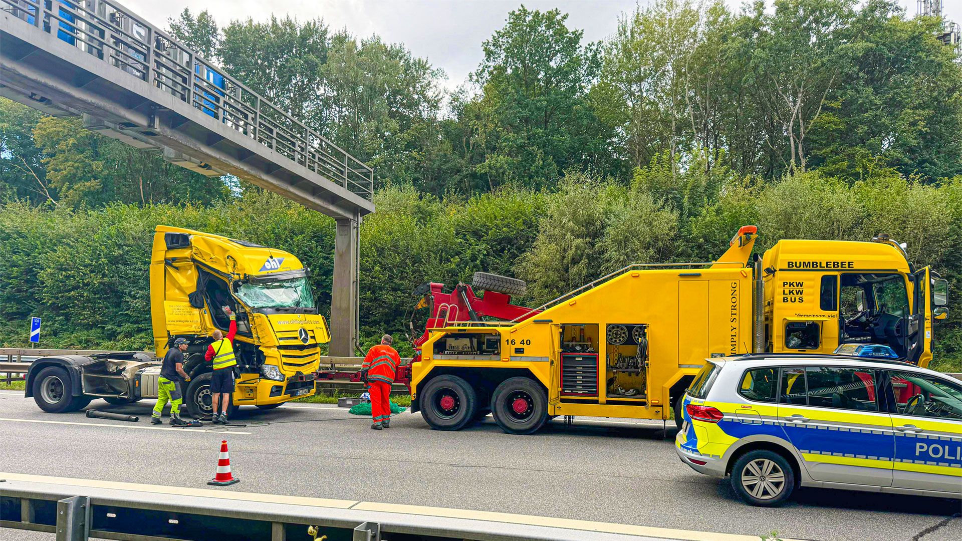 Die beiden LKW waren nicht mehr fahrbereit. |Foto: Lenthe-Medien/Reimer
