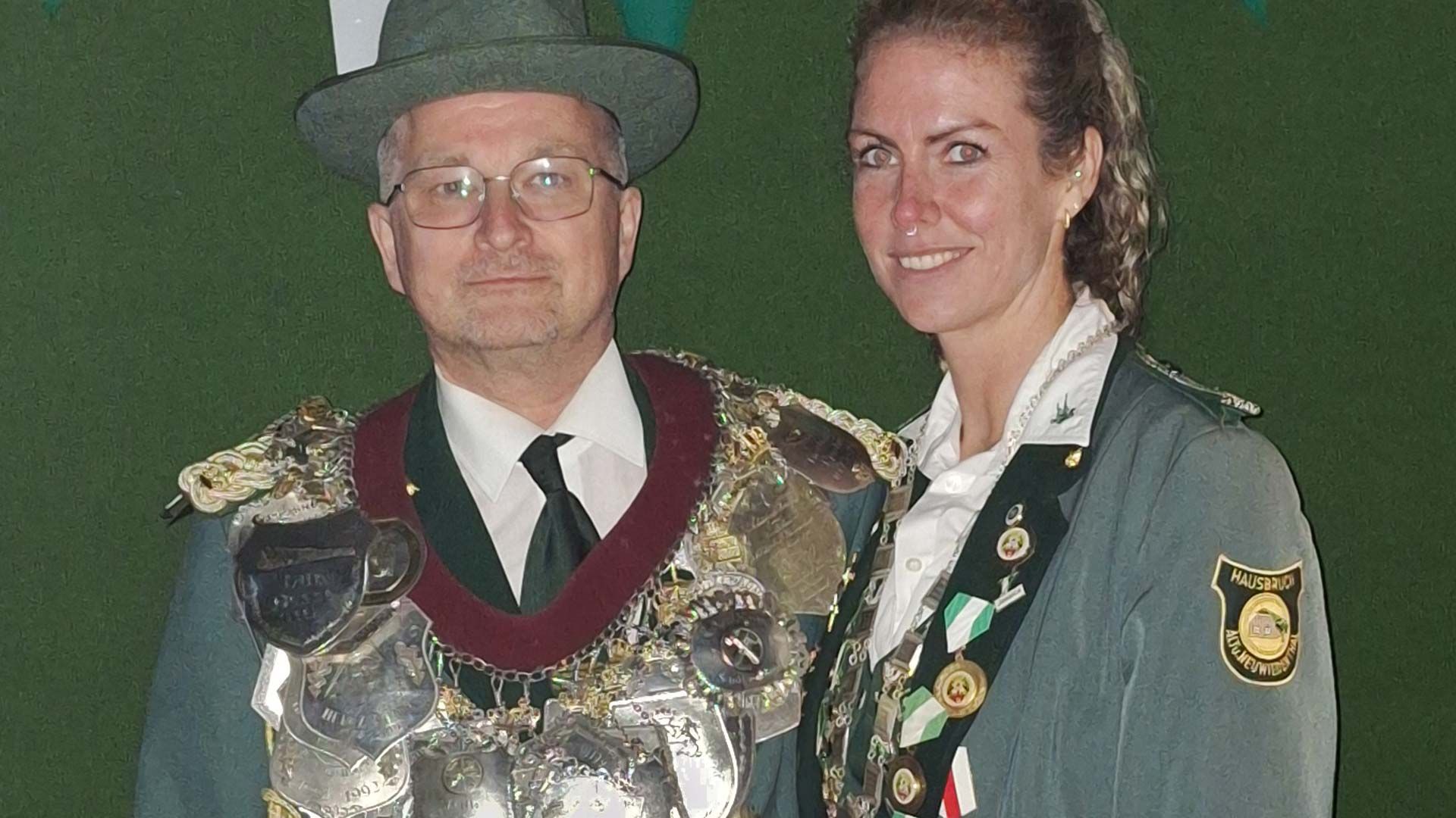 Der neue Hausbrucher König Daniel Herrmann und Damenkönigin Jessica Büchner. Jugendkönigin Jamie Langhein und Juniorenkönig Kjell Worrmann. Foto: HHF
