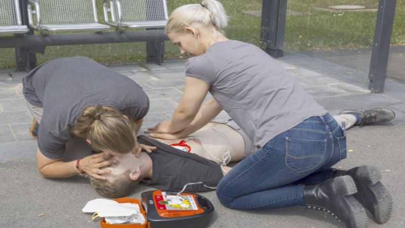 Erste Hilfe kann Leben retten. Das DRK bietet in Harburg Kurse an, gültig auch für Führerschein-Kandidaten und betriebliche Ersthelfer. | Foto: ein