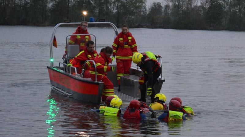 Übernahme eines Patienten auf die "hol em rut" der DLRG-Ortsgruppe Seevetal. | Foto: ein