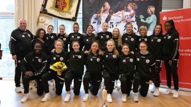 Die Ehrung der Fußball-B-Mädchen zur „Mannschaft des Jahres“ durch die 6. Bundesvereinigung gehörte zu den Höhepunkten der HTB-Neujahrsparty.| Foto: ein