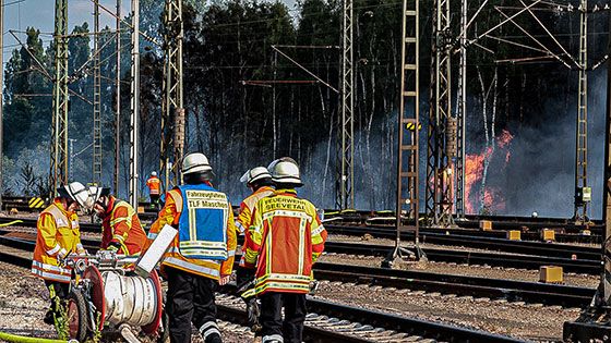 Die Feuerwehr bekämpft den Waldbrand von der Größe eines Fußballfeldes im Rangierbahnhof Maschen.. | Foto. JOTO