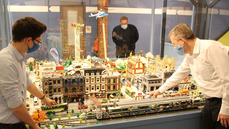 : Martin Horn (von links, Stein Hanse e.V.), S. Zimmermann (Direktor Freilichtmuseum am Kiekeberg), C. Stölting (Kurator Freilichtmuseum am Kiekeberg) beim Aufbau der Ausstellung "Bauklötze staunen LEGO Architektur".| Bild: FLMK