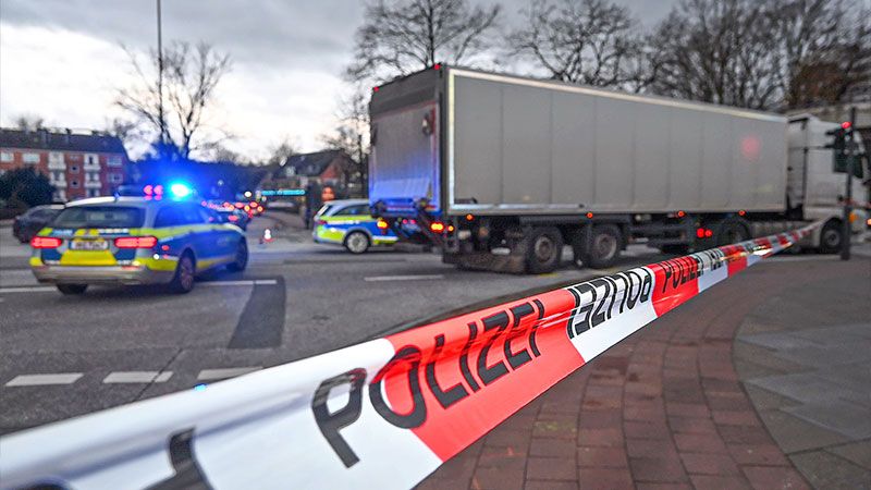 Nach dem Unfall in Neugraben, bei dem eine Schülerin von einem LKW überrollt wurde, sucht die Polizei nach Zeugen. | Foto: HamburgNews