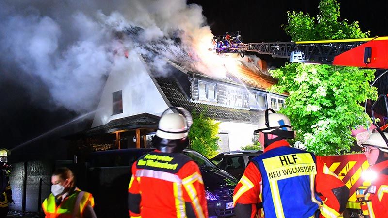 Ein feuer hat in Neu Wulmstorf in der Nacht diese Doppelhaushälfte im Elchpfad zerstört. | Foto: HamburgNews