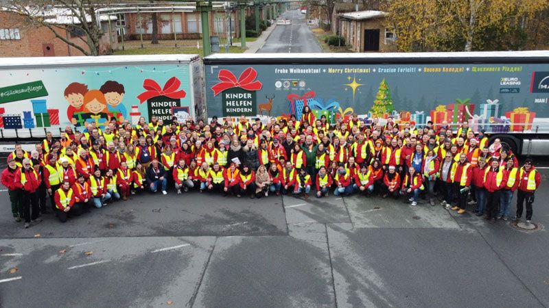 132.606 Weihnachtspäckchen, 33 LKW, 228 Fahrerinnen und Fahrer: Der Weihnachtskonvoi der Round Tables war am Samstag Richtung Osteuropa gestartet. | Foto: ein