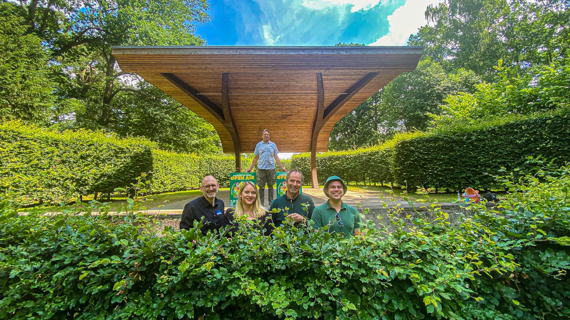 Für den Sommer im Park haben Dennis Imhäuser (Pressesprecher Harburger Bezirksamt), Citymanagerin Antonia Marmom, Heimo Rademaker (Marias Ballroom), Lars Henriks (antikyno) und Karsten Schölermann (Stellwerk) (v.l.n.r) wieder ein tolles Programm auf die Beine gestellt. | Foto: Niels Kreller