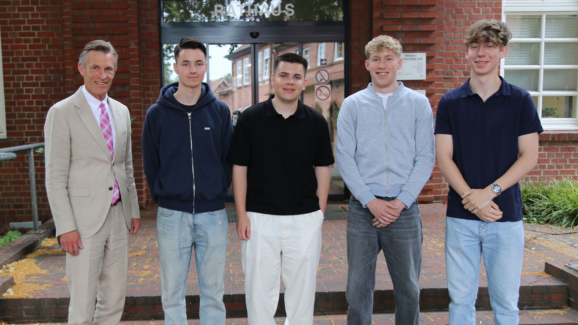 Bürgermeister Jan-Hendrik Röhse (von links) begrüßte die GAK-Schüler Julian Lehmann, Adrian Stojkaj, Matz Wenterodt und Jakob Stapmanns im Buchholzer Rathaus. Foto: Stadt Buchholz