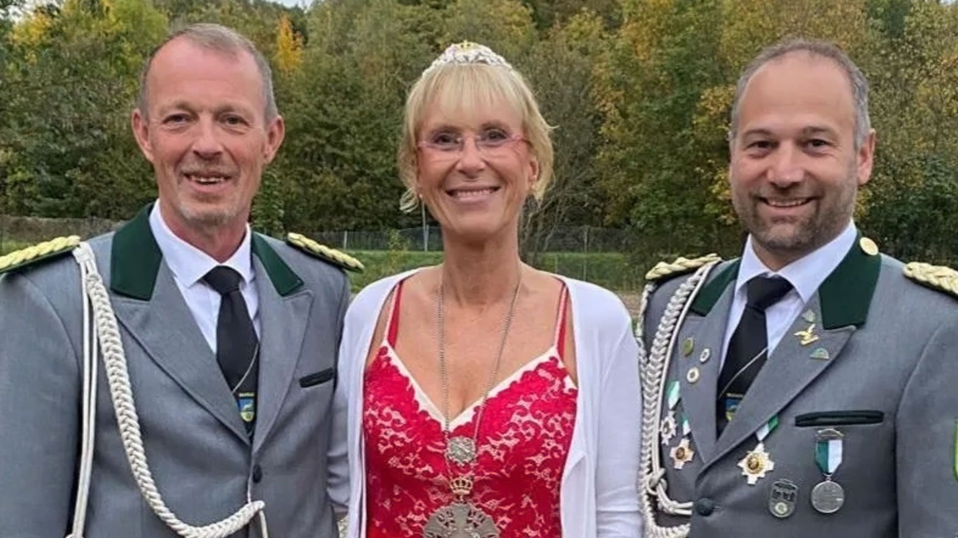 Hittfelds Königin Karin Matthießen freut sich mit ihren Adjutanten Ralf Höhse (links) und Timo Röntsch auf das große Fest. Foto: SV Hittfeld