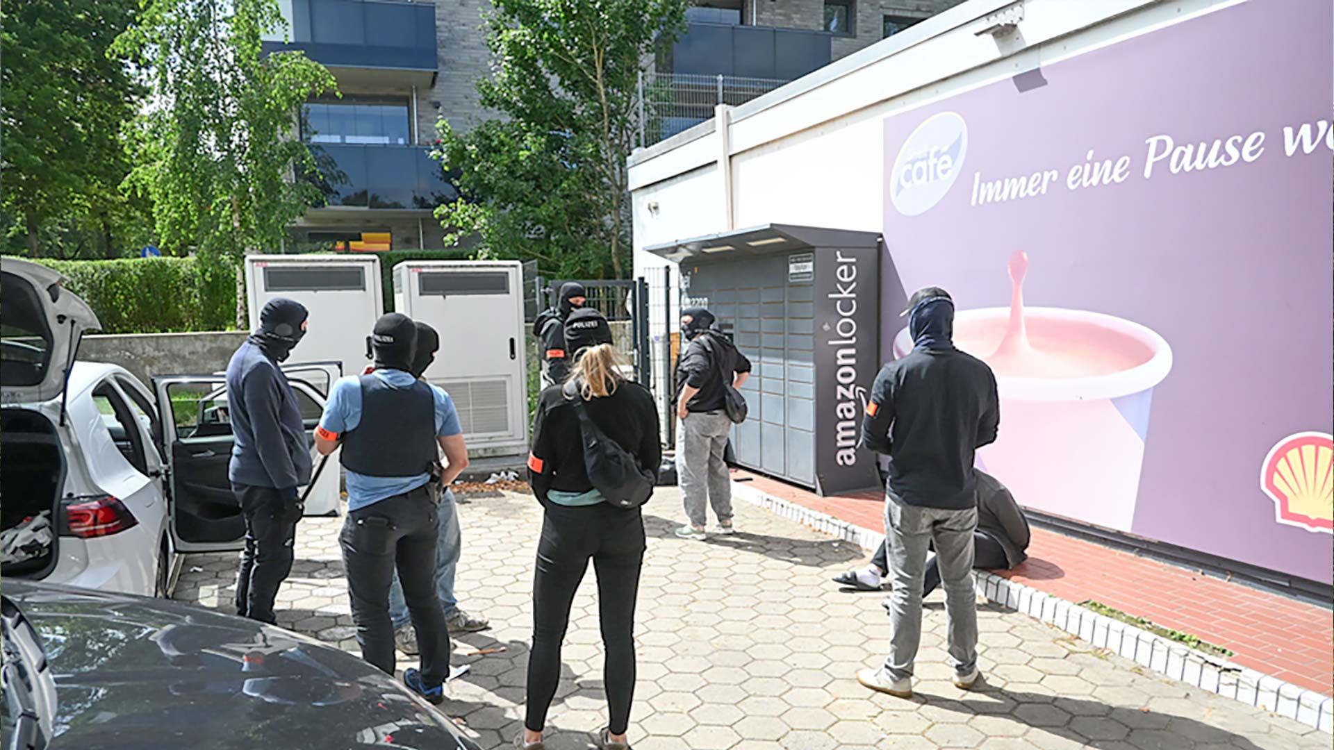 Vermummte Spezialkräfte stellten die beiden mutmaßlichen Täter. Foto. Lenthe-Medien/Apelt