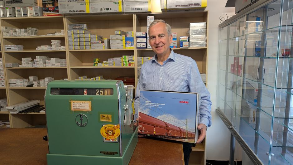 Rainer Bliefernicht ist mit Spiel+Sport von Buxtehude nach Harburg gezogen. MIt dabei die Regiestrierkasse aus dem Jahr 1952. Im Fokus stehen Modelleisenbahnen. Foto: Niels Kreller