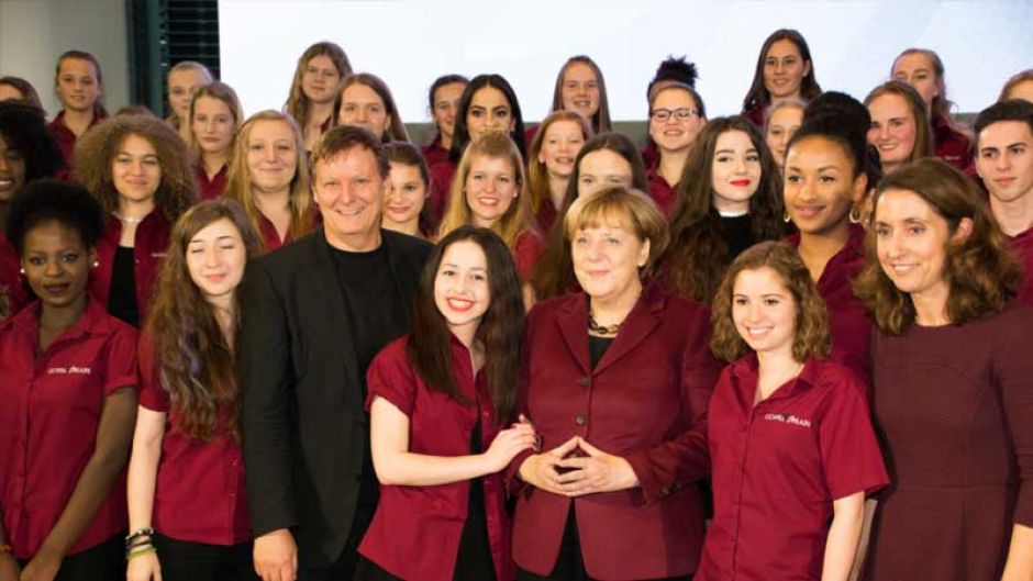 Nach dem Konzert in Berlin vor einigen Monaten ließen sich die Sängerinnen von Gospel Train und ihr Chorleiter Peter Schuldt mit Bundeskanzlerin Angela Merkel und der aus Hamburg stammenden Staatsministerin Aydan Özoguz fotografieren.| Foto: ein