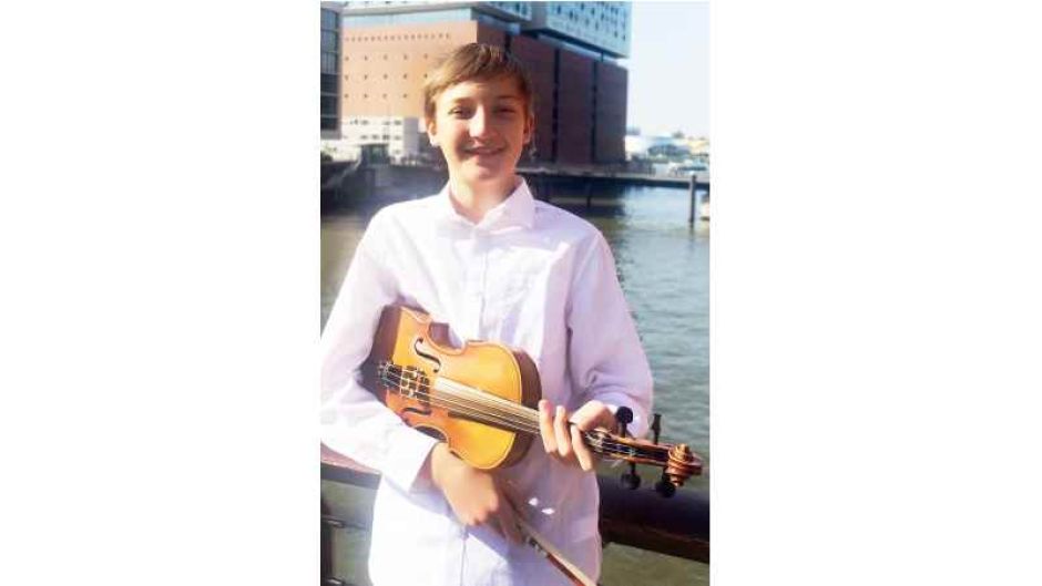 Der Blaue Löwe, Kulturpreis des Landkreises Harburg, geht in diesem Jahr an den sich freuenden Violinisten Ludwig Wladimir Dorner. | Foto: ein