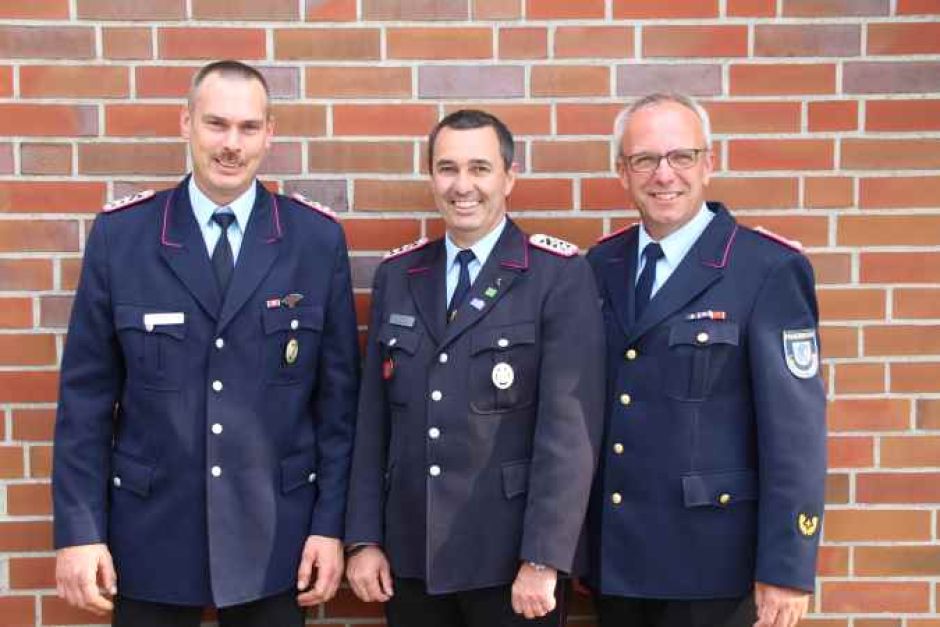 Kreisbrandmeister Volker Bellmann ( rechts) gratulierte Thorsten Geist (Mitte) und Ralf Peters zu ihren neuen Aufgaben. | Foto: ein
