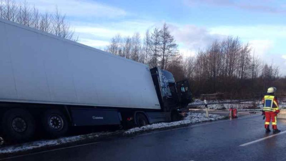 Die Feuerwehr Neu Wulmstorf leistete Hilfe bei diesem Lkw-Unfall auf der Bahnhofstraße in Neu Wulmstorf. | Foto: ein
