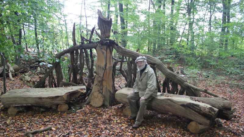 Heinrich Benjes alias Hein Botterbloom stellt sein neues Buch „Kuckucksstuhl und Katzenkäse“ in der Wassermühle Karoxbostel vor. | Foto: ein