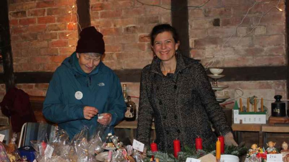 Der Adventsmarkt lädt ein zum Bummeln, Genießen und Einstimmung auf das Weihnachtsfest. | Foto: ein