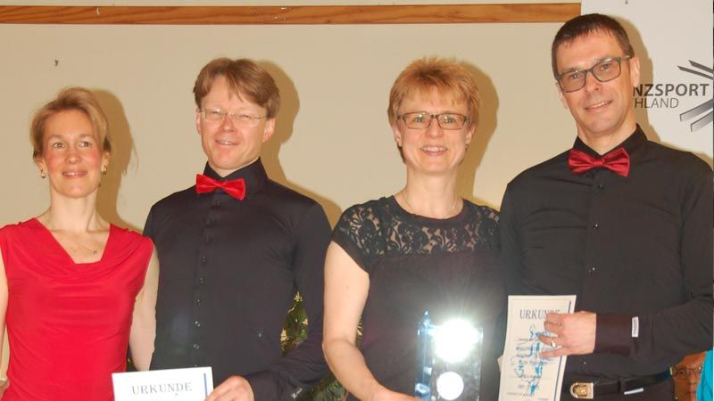 Torsten und Inga Andresen (links) von der Tanzsport-Abteilung im TSV Stelle und das Siegerpaar Kai und Bärbel Homfeldt vom 1. TC Winsen im TSV Winsen. | Foto: ein