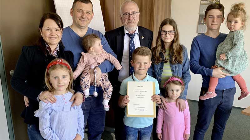 Übergabe der Patenschaftsurkunde im Rathaus: Baby Rita Janina mit ihren Eltern und Geschwistern sowie Bürgermeister Wolf-Egbert Rosenzweig. | Foto: Gemeinde Neu Wulmstorf