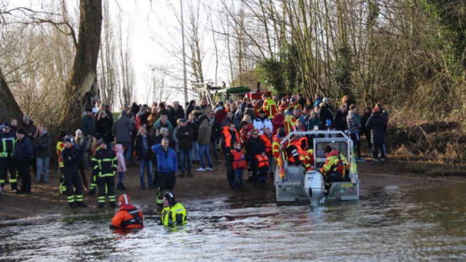 Fünf wagemutige Feuerwehrkameraden stiegen in Überlebensanzügen in die kalten Fluten und ließen sich vom Boot aus „retten“. | Foto: ein