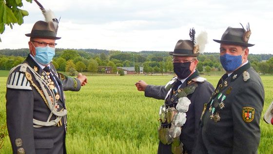 König Bernd der Allrounder (li) mit seinen Adjutanten Mannfred Kaneblay (2.v.r.) und Sebastian Pietsch. | Foto: ein