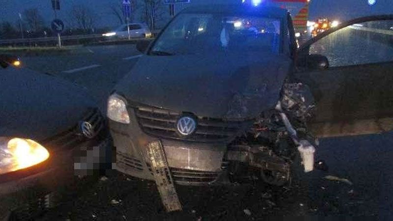 Die beiden am Unfall beteiligten PKW mussten abgeschleppt werden. | Foto: Polizei