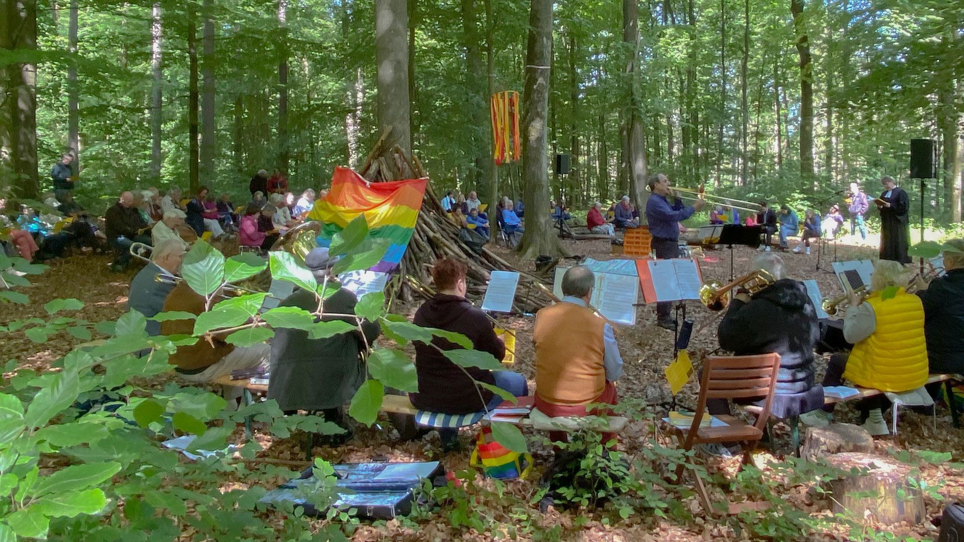 Beim Pfingstgottesdienst im Wald bei Stelle freuten sich die Besucher über Wortbeiträge, Posaunenklänge und Butterkuchen. | Foto: Malte Frackmann