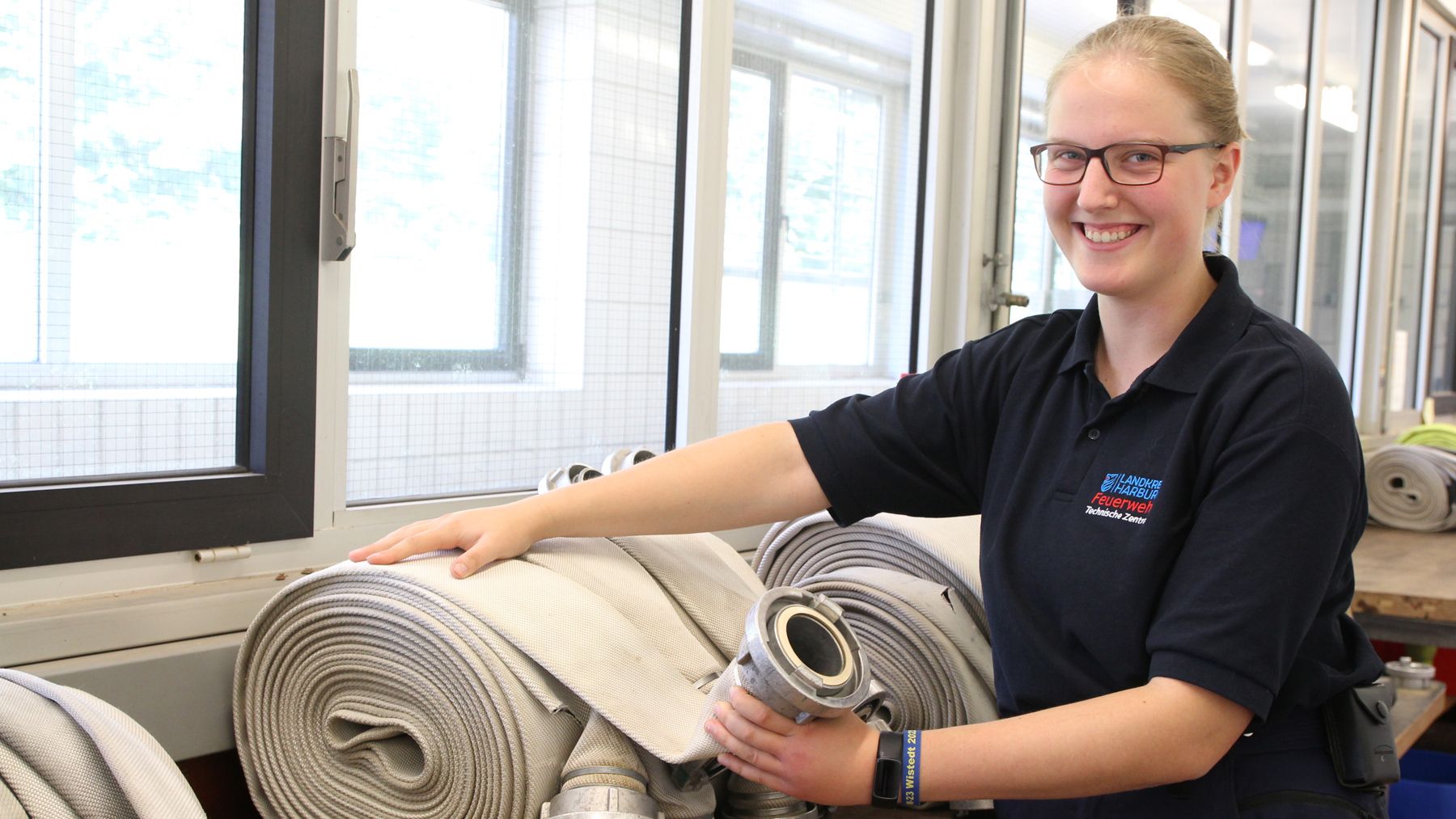 Die Schlauchpflege ist eine der Aufgaben, die Julia Prigge während des FSJ in der Feuerwehrtechnischen Zentrale des Landkreises Harburg wahrnimmt. | Foto: Landkreis Harburg