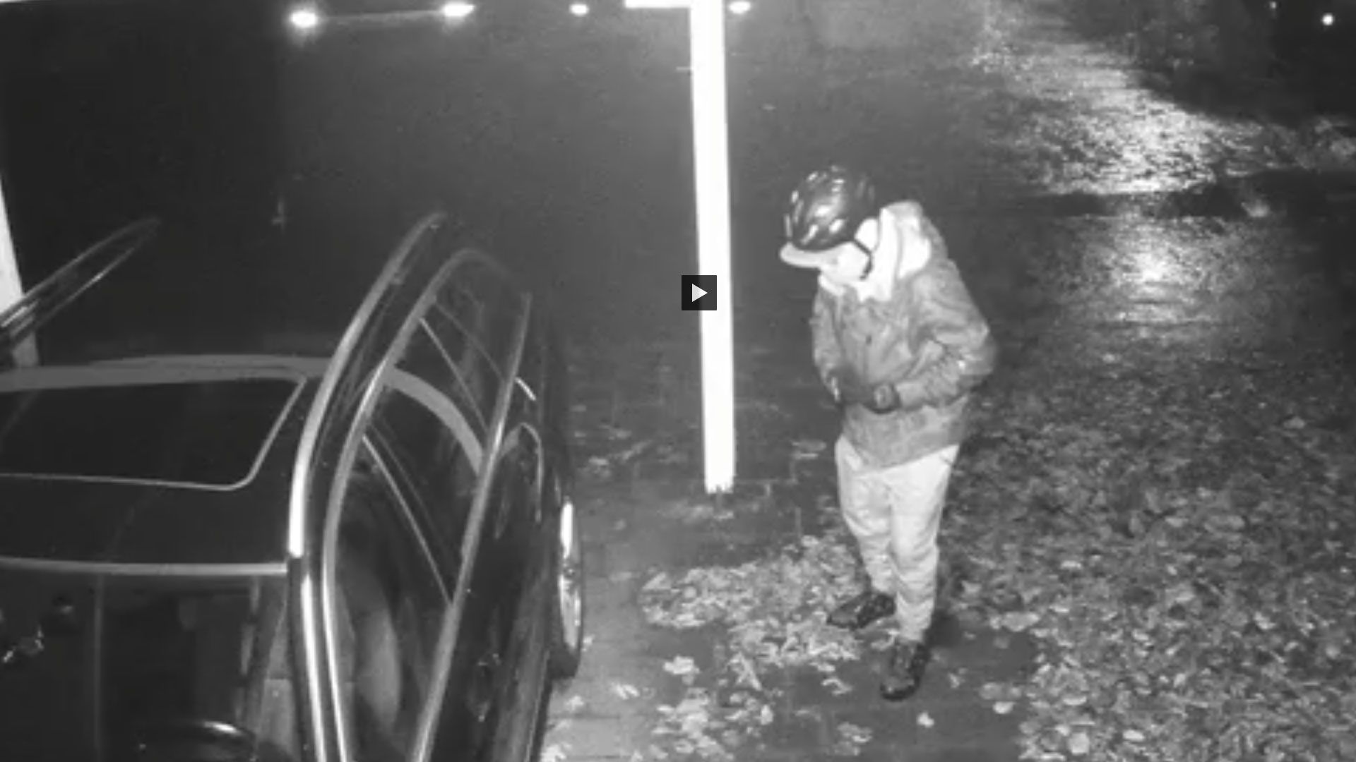 Der Autokratzer wurde auf frischer Tat gefilmt. Foto: ein