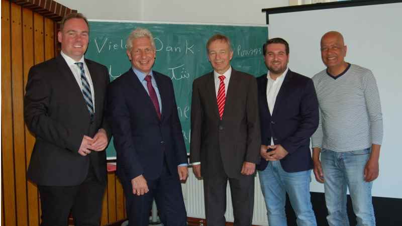 Von links: Bürgermeister André Wiese, Landrat Rainer Rempe, Sparkassenvorstand Heinz Lüers, Wirtschaftsförderer Justus Olesch und Betreuer Miro Diab freuen sich über die neuen technischen Geräte zur Unterstützung der Schulungen im Lehrlingswohnheim für Flüchtlinge. | Foto: ein
