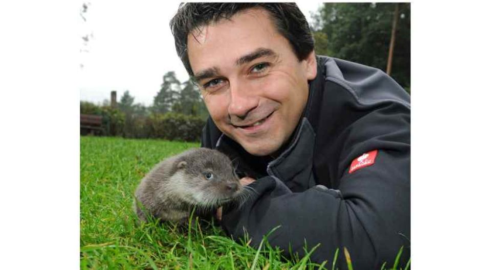 Fischotter-Mädchen Lilli mit Ziehvater Maik Elbers. | Foto: ein