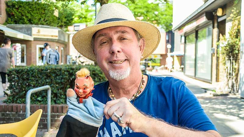 Der Harburger Künstler Holger Musion (mit Handpuppe "El Diablo" pilgert zum sechsten Mal auf dem Jakobsweg. | Foto: Niels Kreller