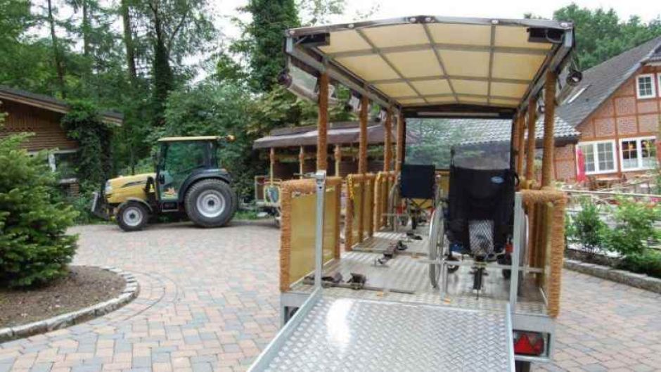 Der Rollstuhlanhänger der Wildpark-Bahn. | Foto: ein