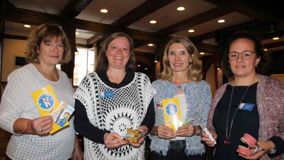 Die Bedeutung eines gesunden Frühstücks für die Zahngesundheit von Kindern erläutern Barbara Prodöhl (von links), Kirsten Döhnert, Dr. Birgitta Abraham und Jeanette Kluba. | Foto: ein