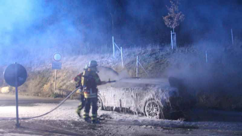 Die Feuerwehr Hittfeld löschte am Dienstagabend einen Fahrzeugbrand in Hittfeld. | Foto: ein