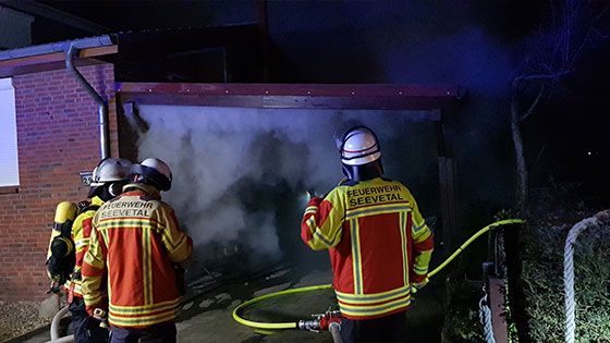 War es Brandstiftung? In Meckelfeld brannte ein kombinierter Schuppen/Carport. | Foto: Feuerwehr Seevetal