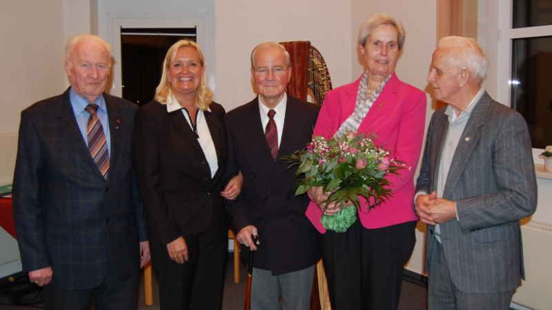Werner Görlich (Mitte) anlässlich der Verleihung des Ehrenrings am 16. Februar 2015 mit Hermann Maack (von links), Ehrenbürger der Gemeinde Seevetal, Martina Oertzen, Bürgermeisterin der Gemeinde Seevetal, Käthe Wüstefeldt, Ehrenbroscheträgerin, und Horst Albrecht, Ehrenringträger. | Foto: ein