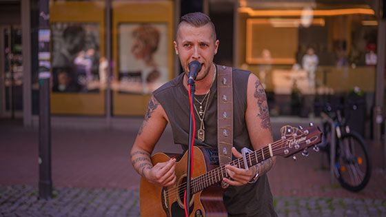 Wenn in Corona-Zeiten die Engagements ausbleiben, müssen die Musiker kreativ werden: Der Harburger Dennis Adamus spielt auf der Straße und macht nun seine erste Tournee durch Harburg. | Foto: Niels Kreller