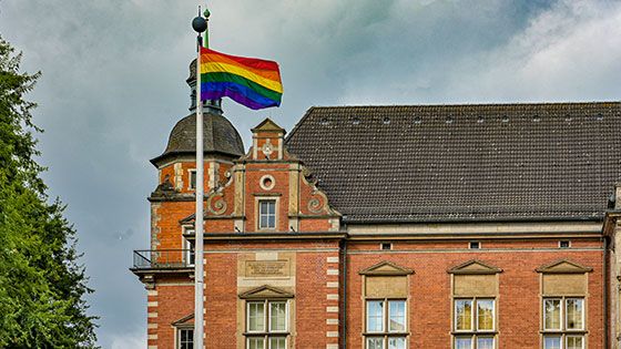 Vor dem Harburger Rathaus weht anlässlich der Pride Week die Regenbogenfahne. | Foto: Niels Kreller