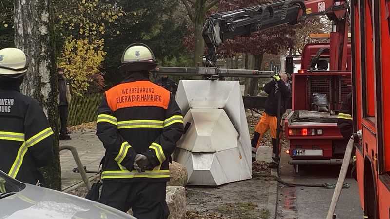 Am späten Vormittag wurde der beim Brand zerstörte Blitzeranhänger von der Feuerwehr verladen und abtransportiert. |  Foto: Niels Kreller