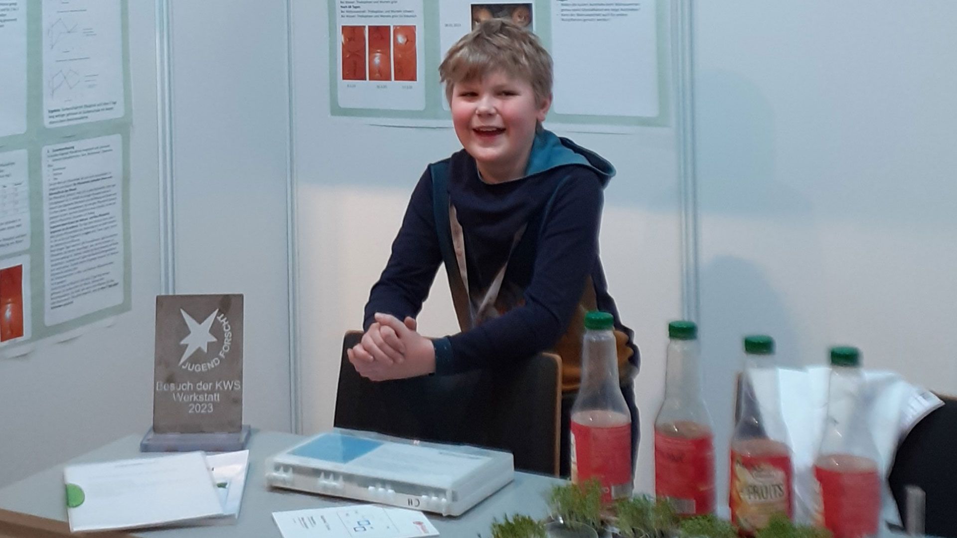 Philipp Schroedter (11) präsentierte nach seinem Sieg beim Regionalwettbewerb in Lüneburg sein Projekt ‚Pflanzdrink – mal Dünger und mal Unkrautvernichter‘. | Foto: Andrea Schroedter