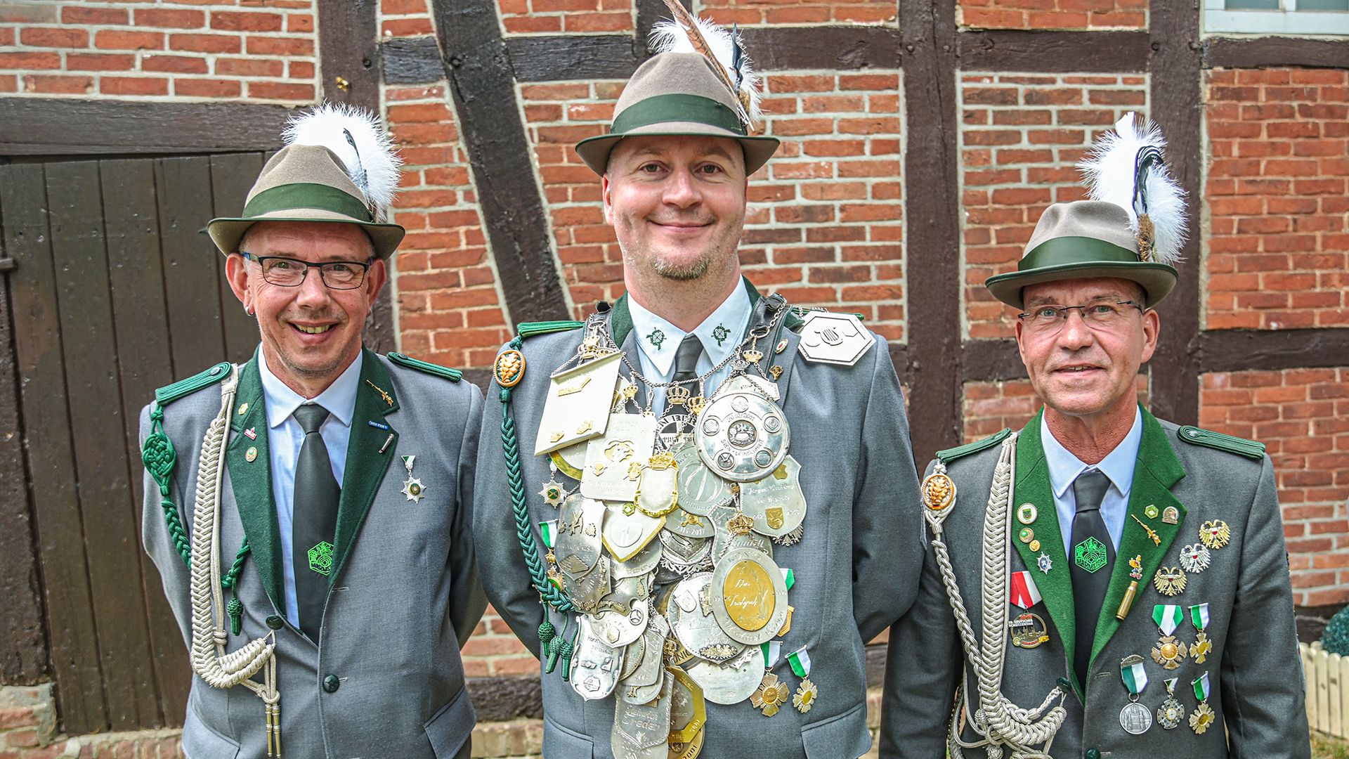 Für Marmstorfs Schützenkönig Jochen Meyer (Mitte) und seine Adjutanten Andre Rutterschmidt (links) und Ralf Schneidewind neigt sich ein aufregendes Königsjahr dem Ende entgegen. | Foto: Niels Kreller