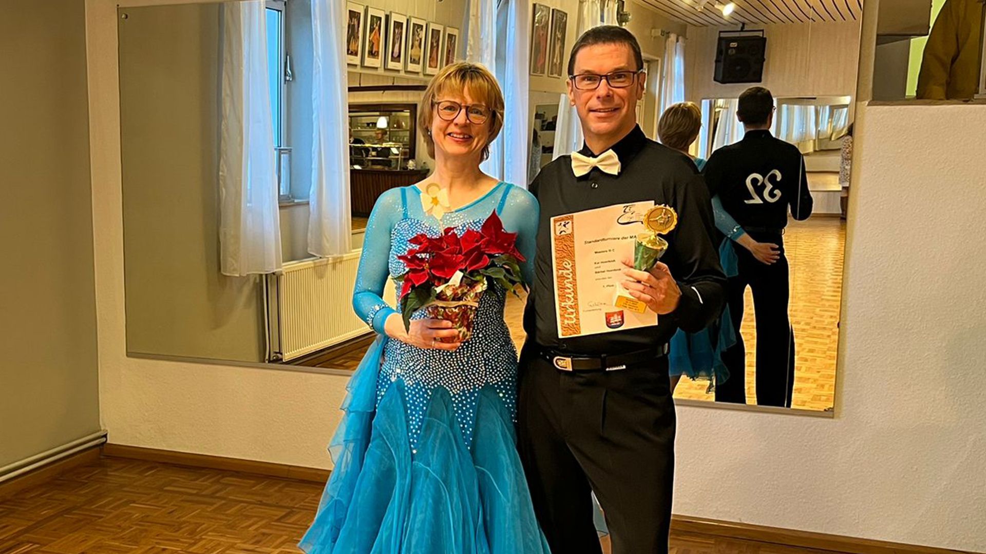 Das Winsener Tanzpaar Kai und Bärbel Homfeldt siegte in Elmshorn in der Klasse III C und belegte in der Klasse III B Rang vier. | Foto: ein