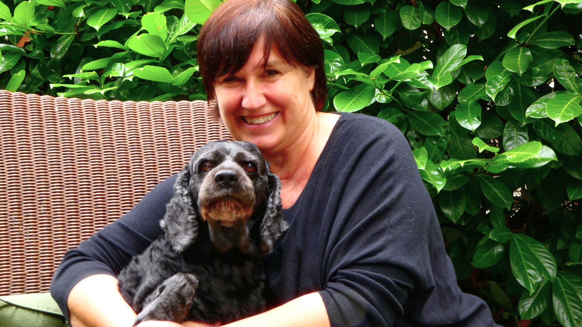 Schauspielerin und Sängerin Sandra Keck, hier mit Familienhund Bohle, wird neue Schirmherrin des Hospizvereins für den Hamburger Süden. Foto: Ilka Teschner