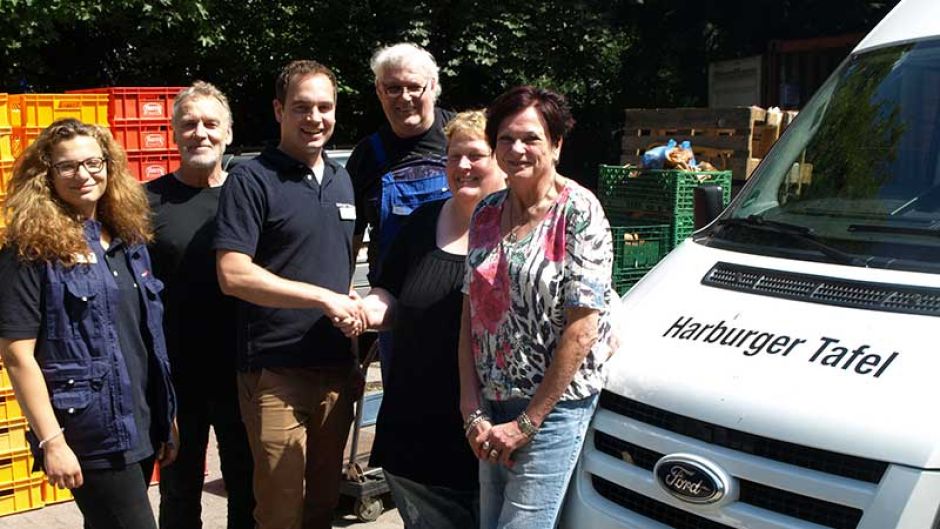 Alle freuen sich über die Kooperation, besonders DRK-Einrichtungsleiter Thorben Goebel-Hansen (Mitte) vom Harburg-Huus und die Vorstandsfrauen der Harburger Tafel, Sabine Pena und Carmen Wildeisen (von rechts). | Foto: DRK-Kreisverband Hamburg-Harburg e.V.
