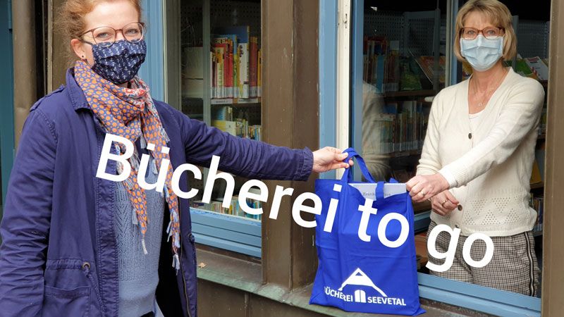 Gaby Maidorn und Marlene Ehlers (von links, beide Bücherei Seevetal) hatten schon viel Spaß bei der Probeausgabe von Medien „to go“. | Foto: Gemeinde Seevetal