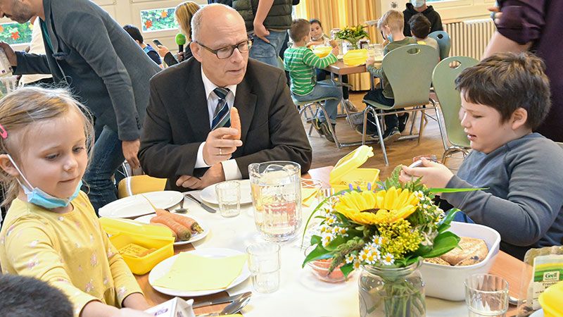 Im Anschluss an die Verteilung der Bio Brotboxen Frühstückte Schulsenator Ties Rabe mit den Kids. | Foto: Niels Kreller