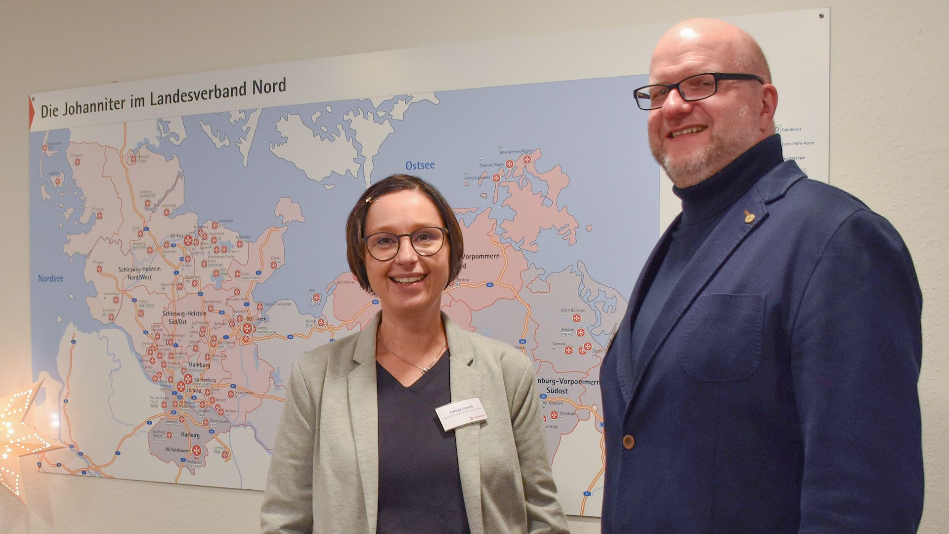 Cindy Losch und Jochen Meyer stehen gemeinsam mit weiteren Mitarbeitenden für die Job-Speeddating-Gespräche im Marstall bereit. | Foto: Johanniter