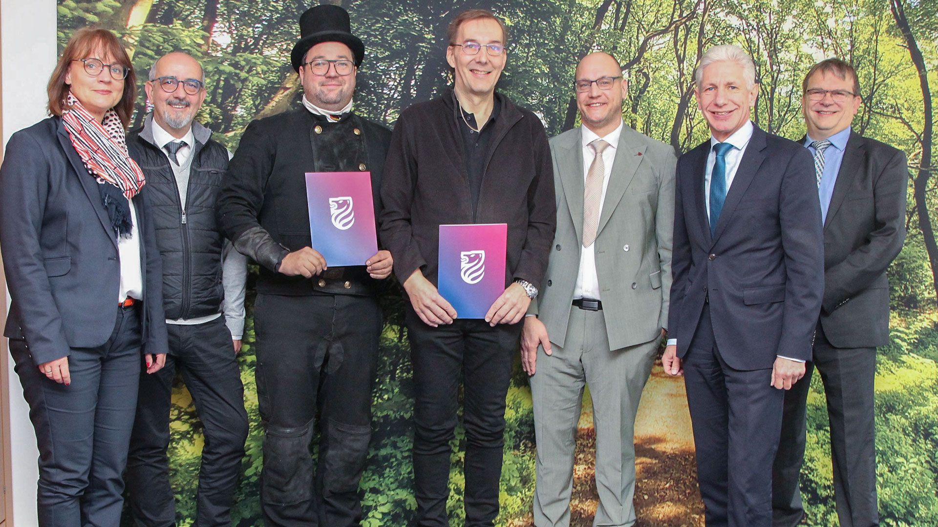 Den Bezirksschornsteinfegerwechsel nehmen (von links) Kreisrätin Annerose Tiedt, Obermeister Ingo Rolf Köther, Carsten Busch, Christoph Meyer, Obmann Ole Wolf, Landrat Rainer Rempe und Thorsten Völker, Leiter der Abteilung Ordnung und Verbraucherschutz, vor. | Foto: Landkreis Harburg