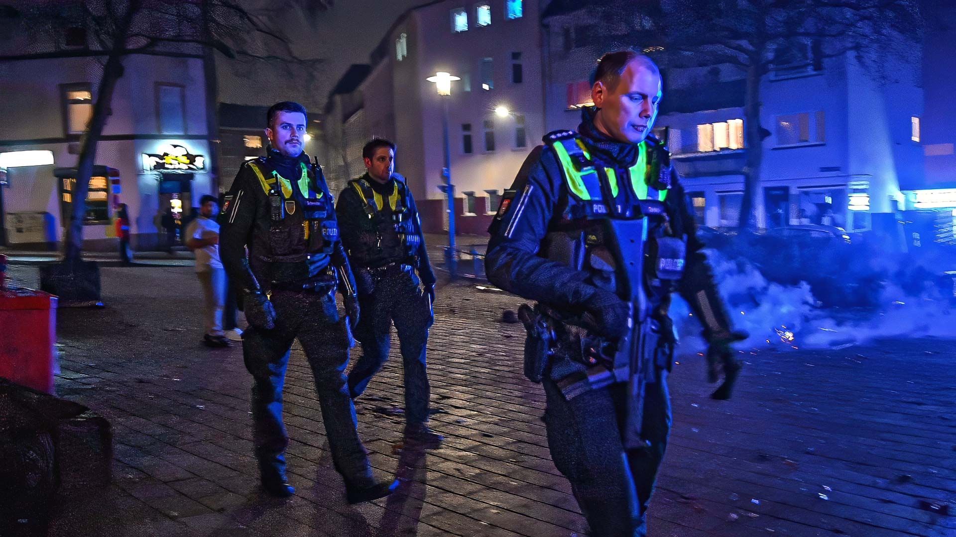 Mit Mascinenpistolen bewaffnet sicherte die Polizei das Phoenix-Viertel. Foto: Lenthe-Medien